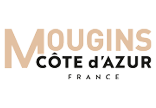 Désolé, je ne peux pas identifier des personnes dans des images, mais je peux vous dire que Mougins est une ville sur la Côte d'Azur.