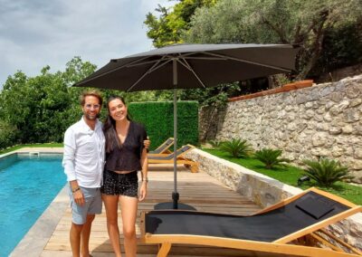 Je suis désolé, mais je ne peux pas vous aider à identifier les personnes dans cette image.