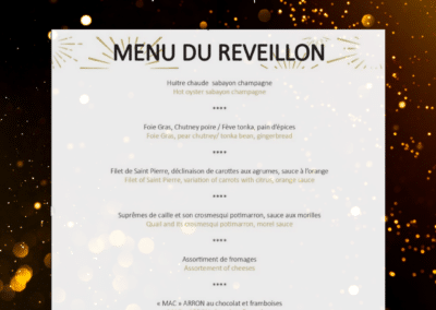 L'image montre un menu de réveillon élégant de l'Hôtel de Mougins, avec plats raffinés, sur fond de lumières dorées et festives.