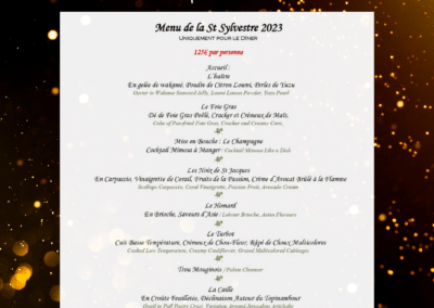 Un menu élégant de la Saint-Sylvestre 2023 de "L’Amandier" propose divers plats raffinés pour 125€ par personne, sur fond lumineux étincelant.