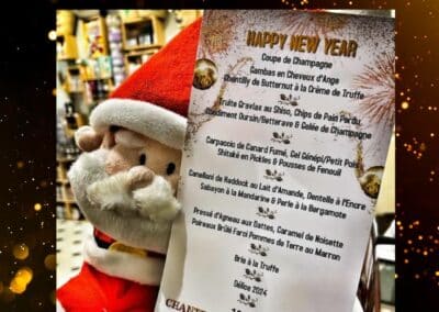 Une peluche festive avec menu de réveillon. Offre culinaire variée à "La Méditerranée", Mougins. Atmosphère chaleureuse et décorations éclatantes.