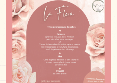 Une carte de menu floral élégante présente des entrées, plats, et desserts. Prix par personne, boissons incluses, sont indiqués en bas.