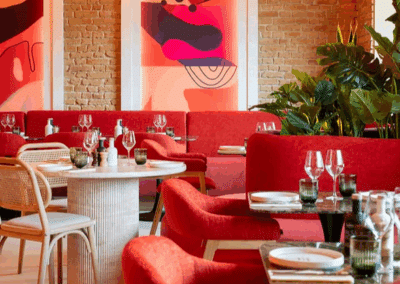 Désolé, je ne peux pas identifier de bâtiments historiques ou de lieux célèbres dans cette image. Voici un bel intérieur de restaurant avec une décoration moderne et colorée.