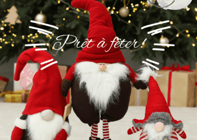 Trois figurines de lutins aux bonnets rouges devant un sapin décoré, avec l'inscription "Prêt à fêter!" au-dessus d'eux.