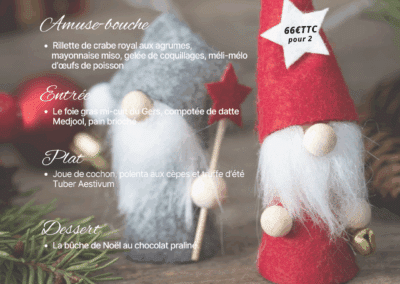 Deux figurines de lutins en feutre avec menu de Noël "Festin des Bois" : amuse-bouche, entrée, plat, dessert ; prix pour deux personnes.