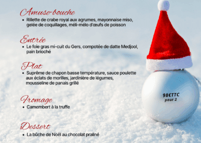 Menu de Noël "Gourmet" sur fond enneigé avec boule ornée d'un bonnet rouge, comprenant amuse-bouche, entrée, plat, fromage et dessert.