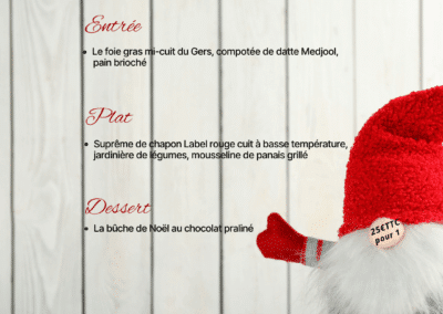Menu de Noël avec entrée, plat et dessert. Le fond en bois clair et un nain de Noël décoratif à droite.