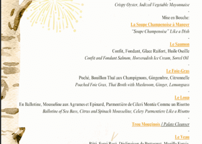 Menu élégant décoré de feux d'artifice, présentant des plats gastronomiques raffinés pour le réveillon du Nouvel An. Textes en français et anglais.