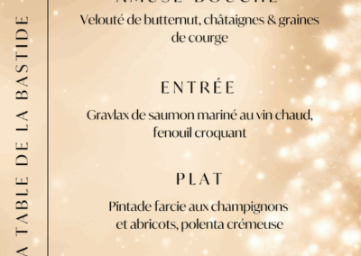 Menu de Nouvel An sophistiqué avec plat de pintade, pavlova, et gravlax de saumon. Prix : 69€ par personne, hors boissons.